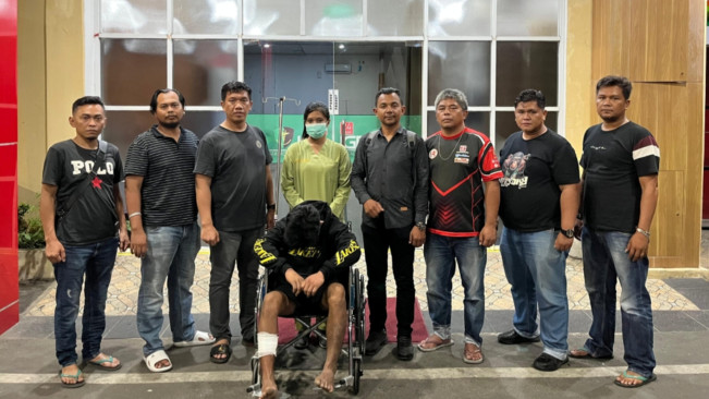 Pelaku diamankan petugas usai dihadiahi timah panas. [Dok. Polsek Medan Tembung]