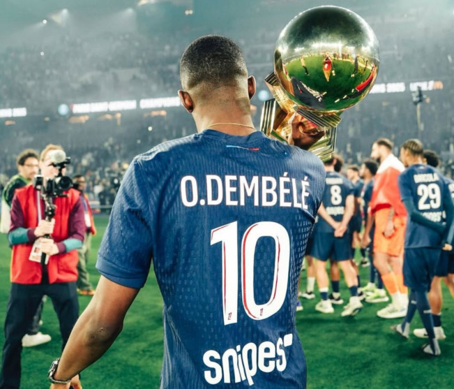 Ousmane Dembele mengangkat trofi. [Instagram/@o.dembele7]