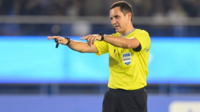 Wasit asal Uzbekistan, Rustam Lutfullin. [Instagram/@serdoapito]