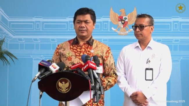Wakil Menteri Sekretaris Negara (Wamensesneg) Juri Ardiantoro saat menggelar konferensi pers. [YouTube/Kementerian Sekretariat Negara]