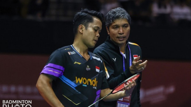 Anthony Ginting bersama pelatihnya. [Instagram/@sinisukanthony]