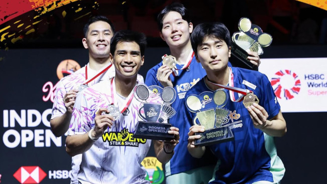 Sabar/Reza memegang medali. [Instagram/@badminton.ina]