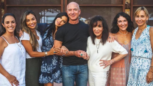 Jeff Bezos bersama para ibu-ibu. [Instagram/@jeffbezos]