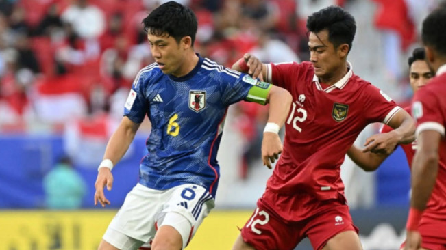 Kapten Timnas Jepang, Watatu Endo saat melawan pemain Indonesia. [Instagram/@wearelivpool]