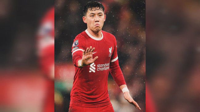 Wataru Endo berseragam Liverpool. [Instagram/@talkfootytc]