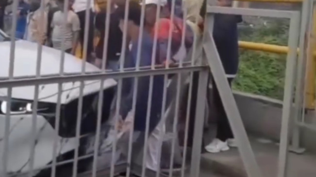 Viral! Mobil Anggota DPRD Diduga Tabrak Pendemo, Kaki Korban Terjepit