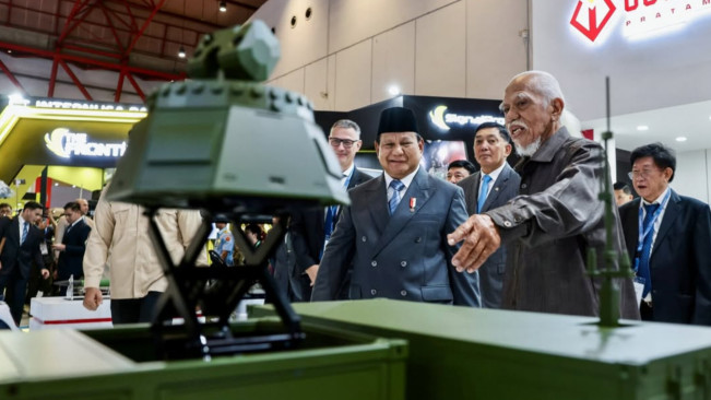Presiden Prabowo melihat bahan produksi jet tempur. [Instagram/@presidenrepublikindonesia]