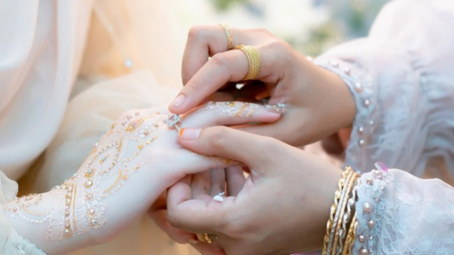 Momen lamaran Khansa Mariska dan Gus Azmi. [Instagram/@khansa_mariska]