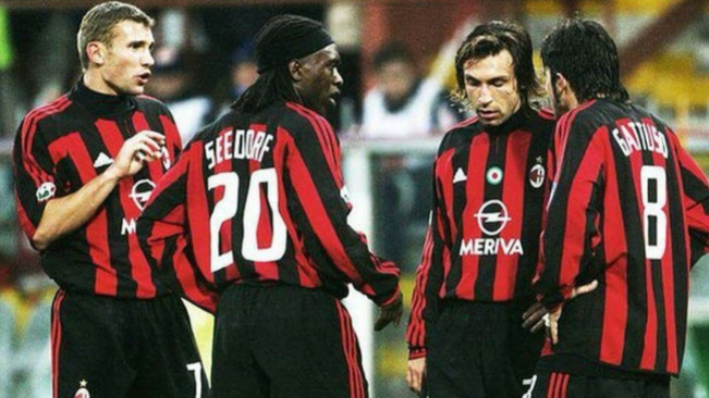 Gattuso bersama rekan setimnya di AC Milan. [Instagram/@retrobalon]