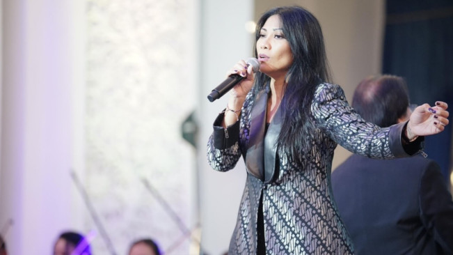 Anggun C Sasmi saat bernyanyi. [Instagram/@anggun_cipta]