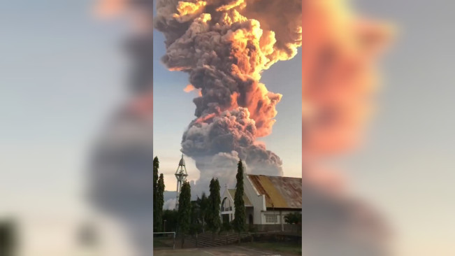 Gunung Lewotobi Laki-Laki erupsi. [Tangkapan layar Instagram]