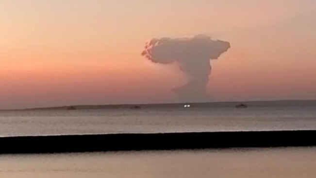 Penampakan Gunung Lewotobi Laki-Laki erupsi dari pantai. [Tangkapan layar Instagram]