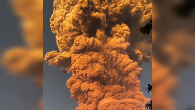 Gunung Lewotobi Laki-Laki Erupsi, Naik Status Awas
