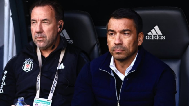 Jean-Paul van Gastel saat mendampingi Giovanni van Bronckhorst. [Instagram]