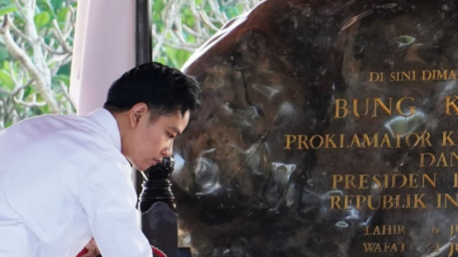 Kunker di Blitar, Gibran Ziarah ke Makam Bung Karno