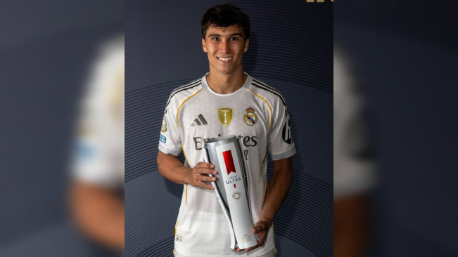 Gonzalo Garcia dapat penghargaan pemain terbaik. [Instagram]