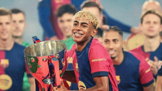 Lamine Yamal angkat trofi bareng Barcelona. [Instagram]