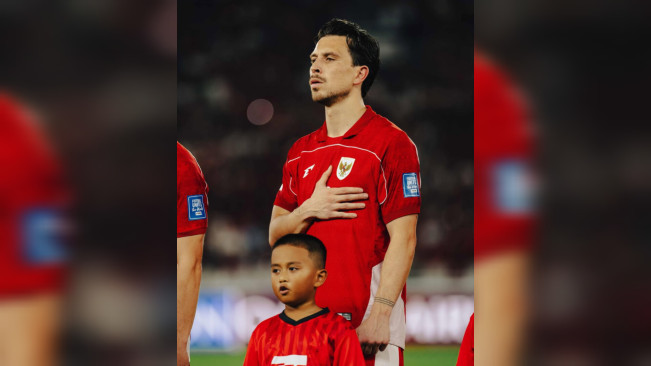 Thom Haye membela Timnas Indonesia. [Instagram]