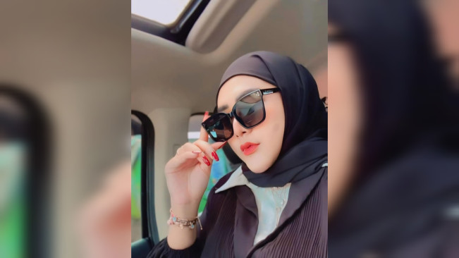 Vernita Syabilla mengenakan hijab. [Instagram/@vernitasyabilla]