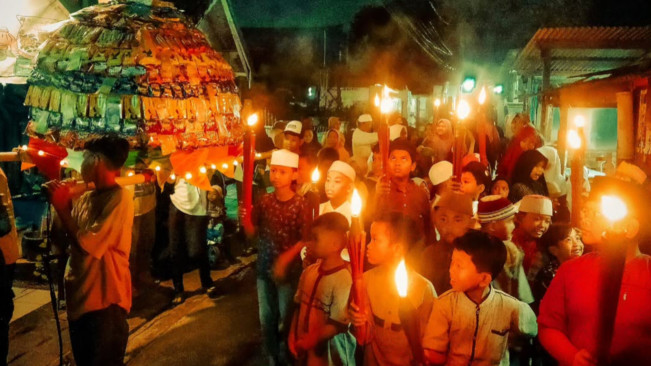 Ilustrasi pawai obor malam 1 suro. [Instagram/@masskoyo_hadiwijoyo]