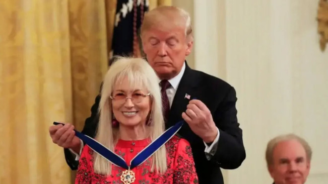 Miriam Adelson dikalungi Donald Trump. [Instagram]