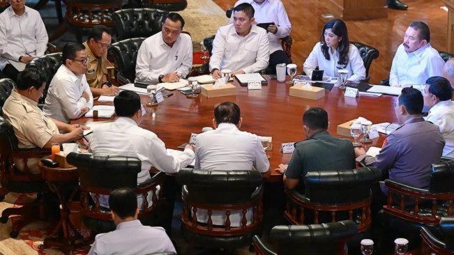 Presiden Prabowo Subianto mengumpulkan pejabat utama. [Instagram/@sekretariatkabinet]