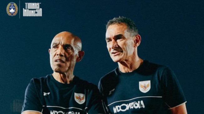 Simon Tahamata dan pelatih kepala Gerald Vanenburg. [Instagram/@timnasindonesia]