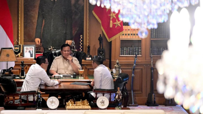 Prabowo Subianto saat menerima telepon dari Presiden Korsel. [Instagram/@sekretariatkabinet]