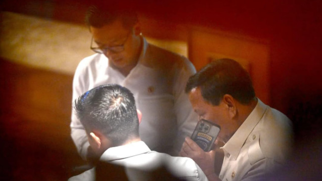 Prabowo Subianto saat menerima telepon dari Presiden Korsel. [Instagram/@sekretariatkabinet]