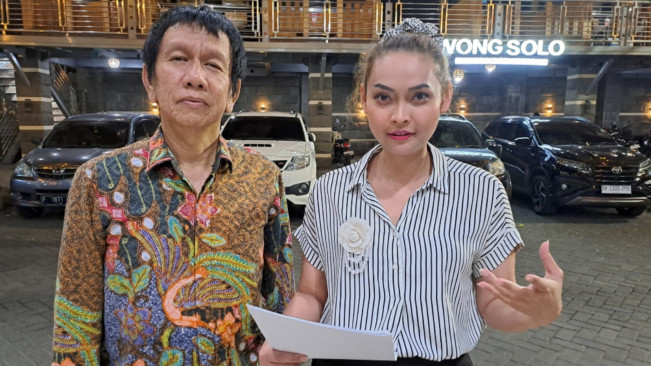 Ketua YPDA baru, Hana Nelsri Kaban, BA.Hons., SH., MH., (kanan), didampingi Sekretaris yayasan, Drs. Hotman Sianipar. [FT News/Reza Syahputra]