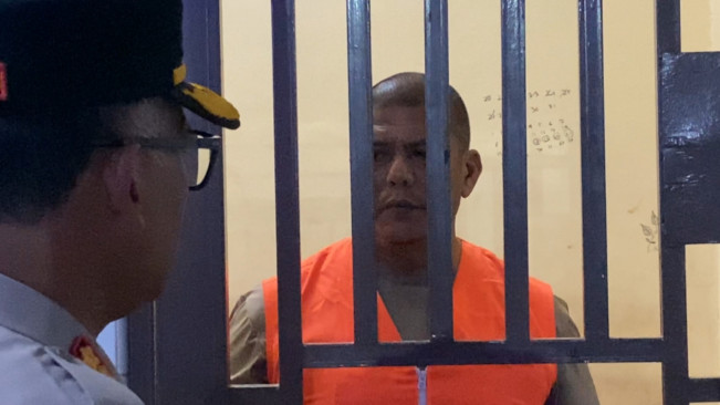 Kapolrestabes Medan bertanya kepada Aiptu Rudi Hartono yang ditahan di Patsus Propam. [Dok. Humas Polrestabes Medan]