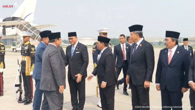 Pejabat Tinggi Negara Indonesia juga turut menyambut Anwar Ibrahim. [YouTube Sekretariat Presiden]