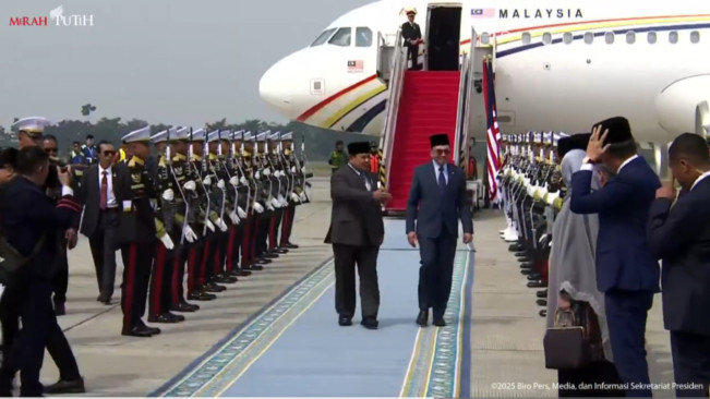 Anwar Ibrahim disambut Prabowo Subianto. [YouTube Sekretariat Presiden]