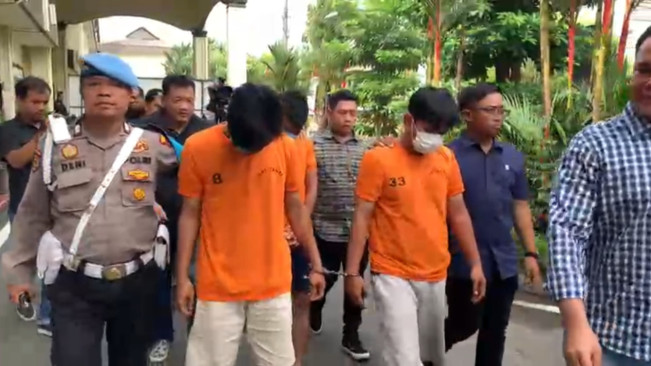 Para tersangka memakai baju tahanan. [FT News/Reza Syahputra]