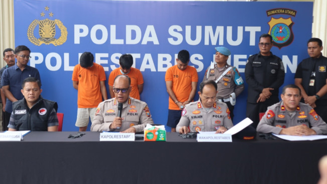 Kapolrestabes Medan dan jajarannya menggelar konferensi pers. [FT New/Reza Syahputra]