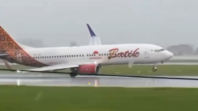 Pesawat Batik Air Mendarat Miring, Ini Kata Kemenhub
