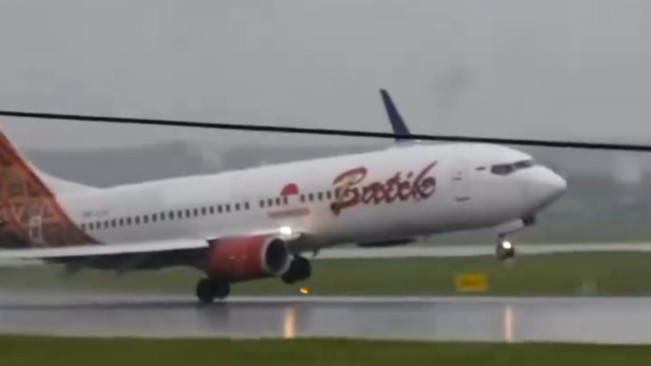 Pesawat Batik Air mendarat miring. [Instagram]