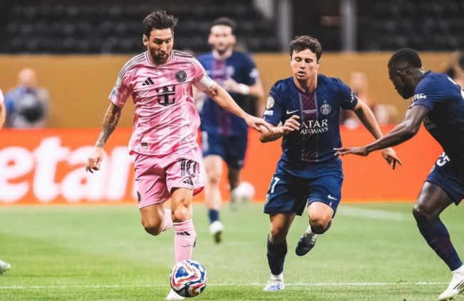 Messi mendrible bola coba melewati pemain PSG. [Instagram]