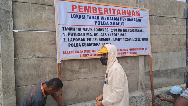 Belakang Perumahan Pacific Palace Medan dipasang plang. [FT News/Reza Syahputra]