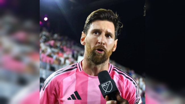 Lionel Messi saat diwawancarai. [Instagram]