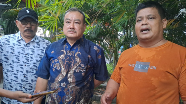 Hargito Bongawan didampingi kuasa hukumnya Jon Efendi Purba SH MH serta sahabatnya, Zul. [FT News/Reza Syahputra]