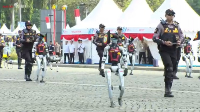 Robot K9 dan robot Humanoid tampil di hadapan Presiden Prabowo Subianto. [YouTube Sekretariat Presiden]