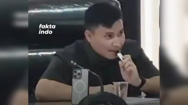 Viral! Anggorta DPRD Kendari Fadhal Rahmat Ngevape Saat Rapat, Warganet Geram: Wakil Rakyat atau Anak Nongkrong
