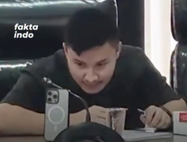 Anggota DPRD Kendari Fadhal Rahmat terekam kamera saat sedang nge-vape. [Tangkapan layar Instagram/@fakta.indo]