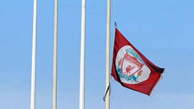 Bendera setengah tiang tanda duka dari Liverpool. [Instagram]