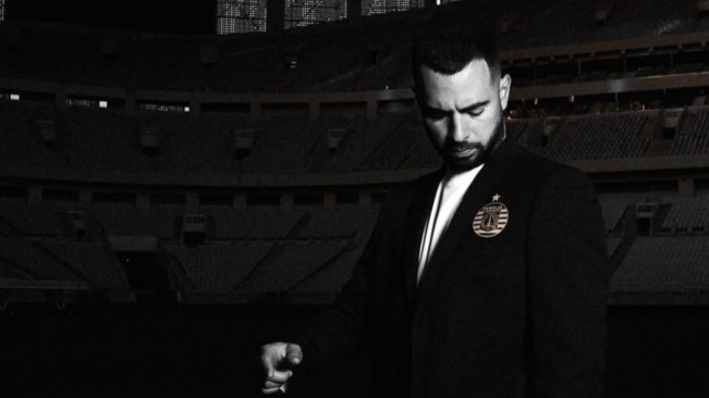 Jordi Amat resmi berseragam Persija Jakarta. [Instagram]