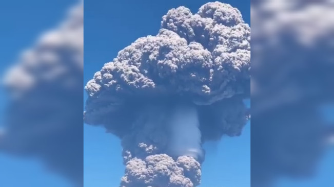 Gunung Lewotobi Laki-laki Meletus Dahsyat: Kolom Abu Capai 18 Km di Langit Flores Timur