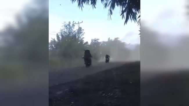 Hujan pasir usai erupsi. [Instagram]