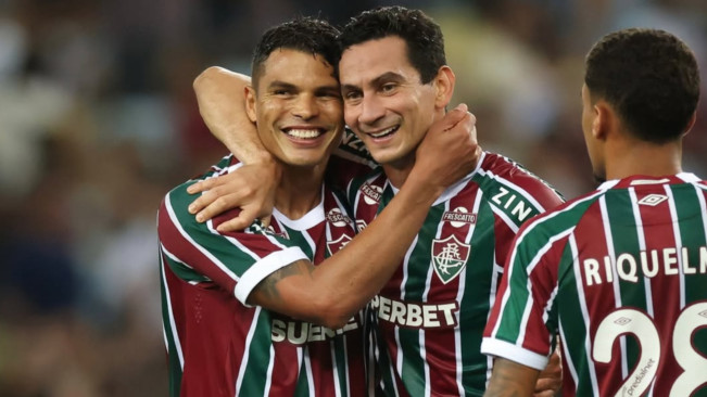Thiago Silva selebrasi bersama rekannya. [Instagram]