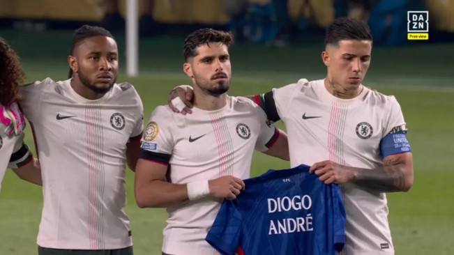 Momen Pedro Neto membentangkan kaos bertuliskan Diogo Jota dan Andre Silva. [Instagram]